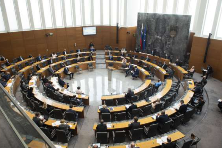 Koalicija preprečila današnjo razpravo odborov o pravicah tujih delavcev