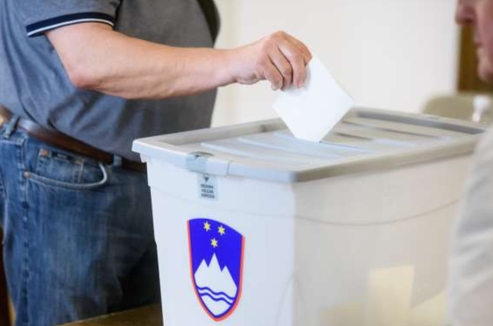 V DZ podpisi za referendum o noveli zakona o parlamentarni preiskavi