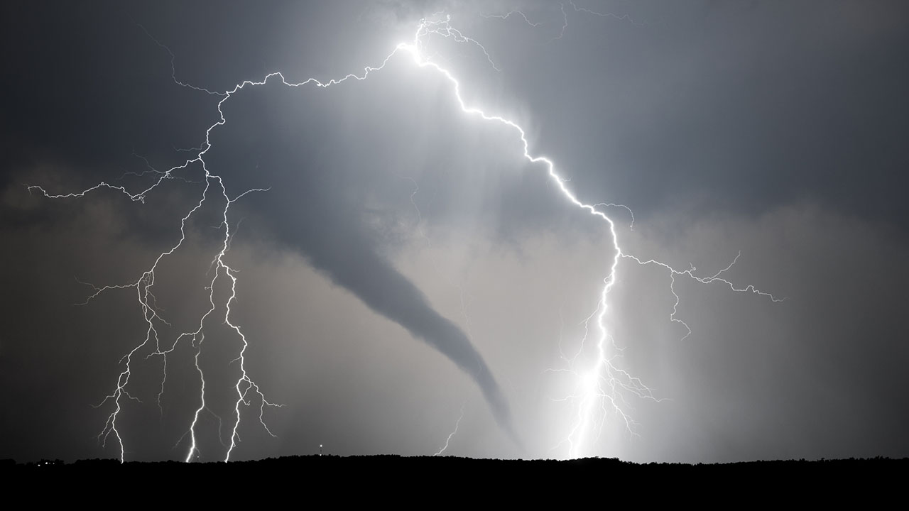 Tornado opustošil vas v Franciji, ranjenih več deset ljudi