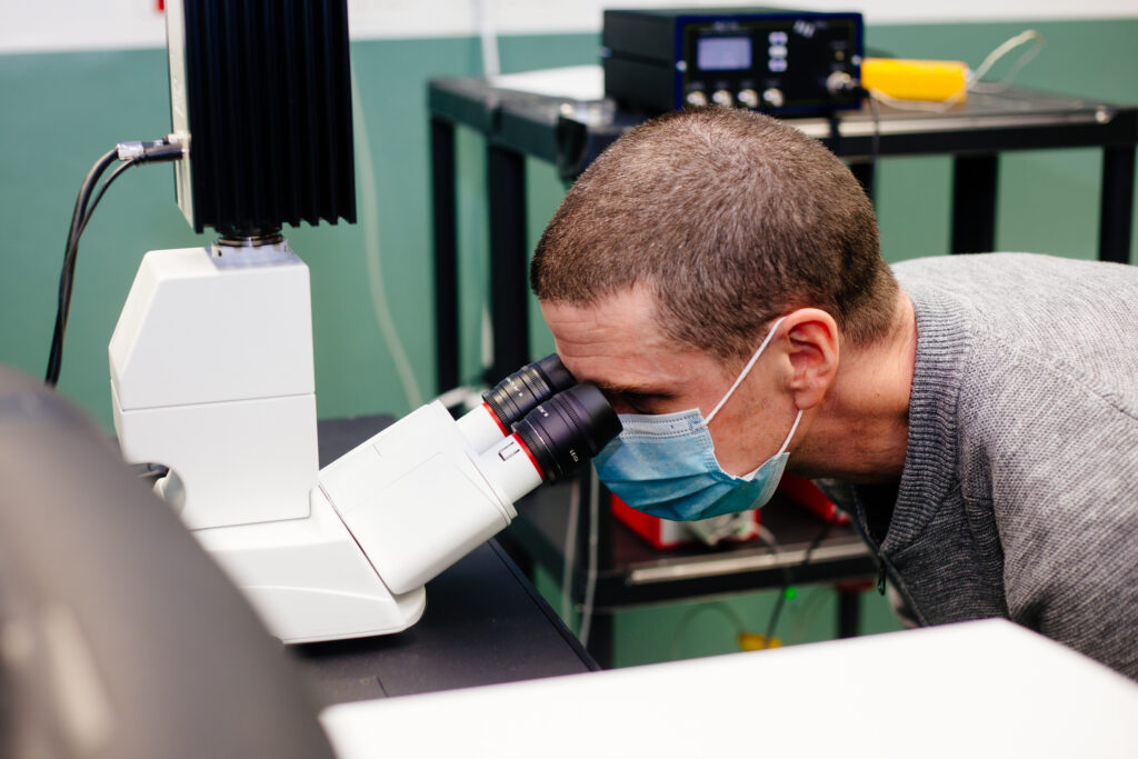 Na višjih ravneh izobraževanja med učitelji še vedno prevladujejo moški