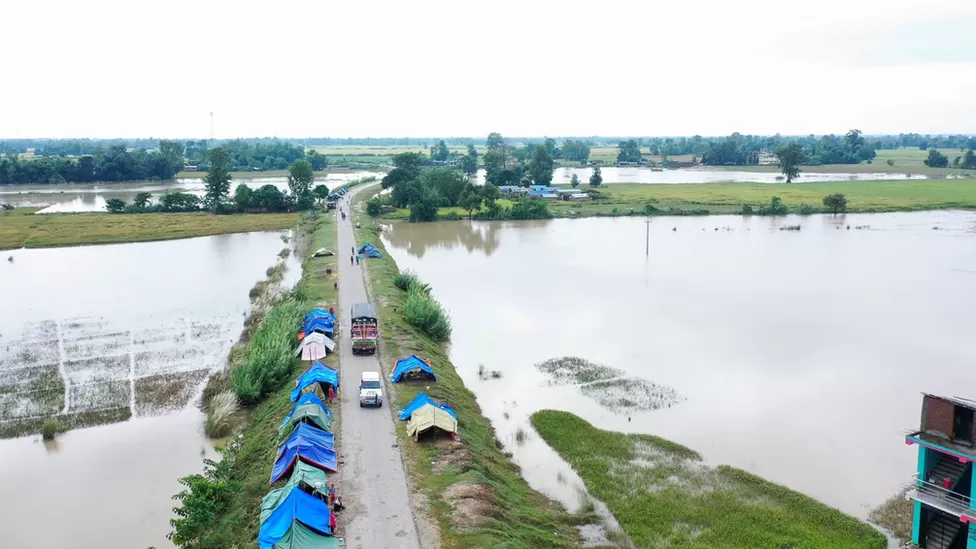 Zaradi nevarnosti novih poplav v Nepalu začasno ustavili reševalne akcije