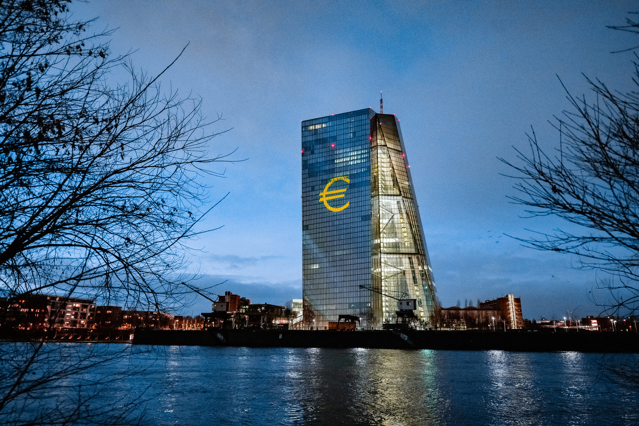 ECB z napovedjo zvišanja obresti poskrbela za negotovost na evropskih borzah