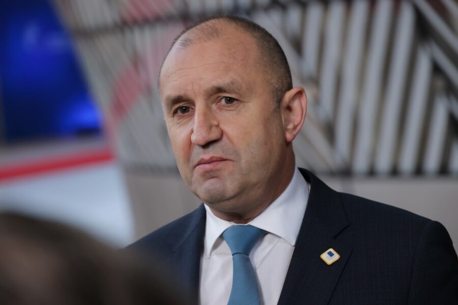 Nekdanji predsednik Radev dobil absolutno večino v bolgarskem parlamentu