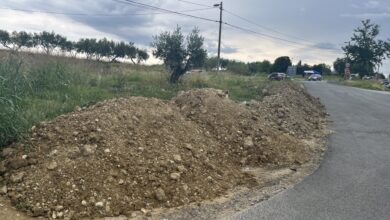Nasuta zemljina, ki preprečuje postavitev stojnic.
