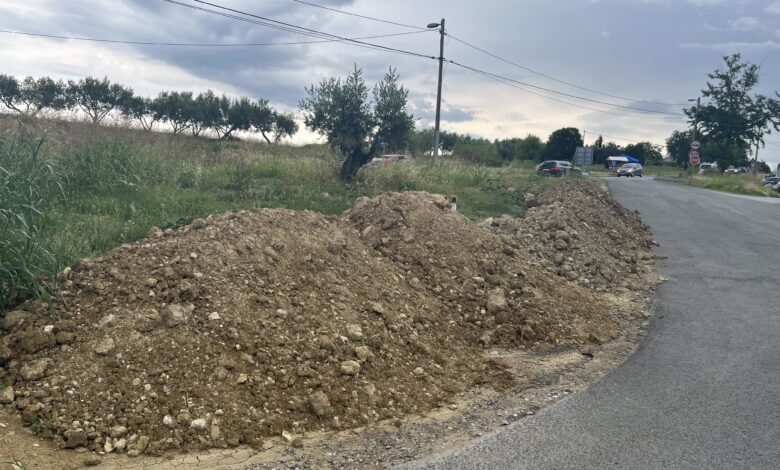 Nasuta zemljina, ki preprečuje postavitev stojnic.