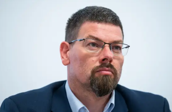 Sindikati in delodajalci: Vlada predlog o udeležbi delavcev pri dobičku potrdila mimo ESS