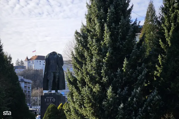 Velenjska občina s kazensko ovadbo zaradi poškodovanja Titovega kipa
