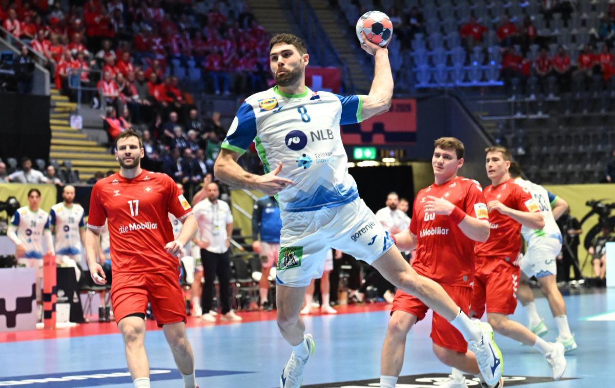 Slovenski rokometaši z dramatično zmago proti Švici v glavni del