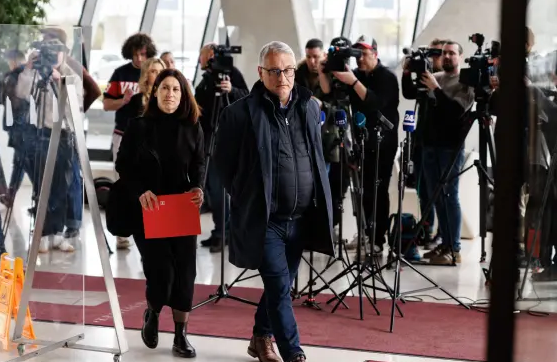 Pred povolilnim srečanjem pri Golobu udeleženci skopi z izjavami