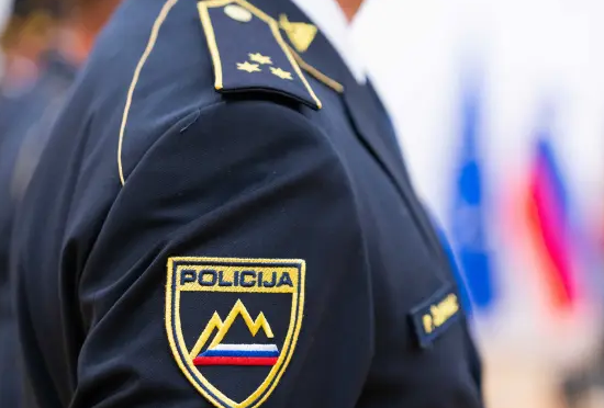 Med vožnjo skozi naselje v Slovenski Istri se je zagozdil tuji avtobus