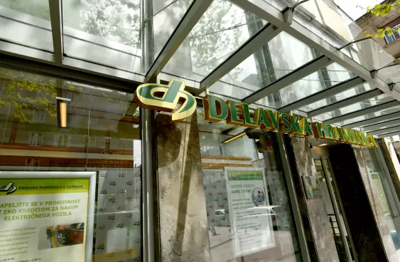 Delavska hranilnica lani slabše kot v 2024, a bolje od načrtov