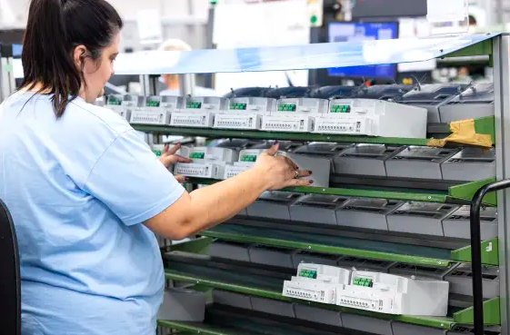 Povprečna plača pri fizičnih osebah februarja nižja