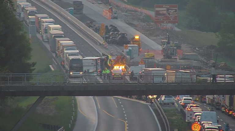 Zaradi prevrnjenega tovornjaka primorska avtocesta med Postojno in Razdrtim zaprta