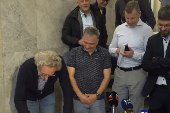 Sindikati zagnali zbiranje prvih podpisov za referendum o interventnem zakonu