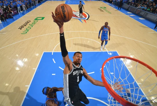 San Antonio na krilih Wembanyame presenetil Oklahomo