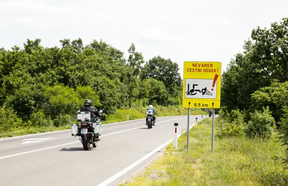 Inšpektorji pri nadzoru varnosti motoristov na državnih cestah ugotovili več pomanjkljivosti