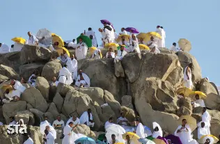 Muslimanski romarji na hadžu molijo na gori Arafat