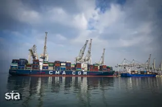 Ladja francoske družbe CMA CGM tarča napada v Hormuški ožini
