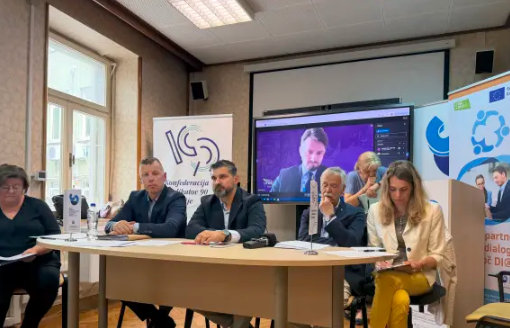 V Kopru na okrogli mizi ostro obsodili napade na sindikalno gibanje