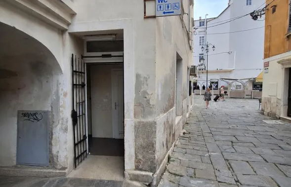 Obnova sanitarij na Zelenjavnem trgu v Piranu v zaključni fazi