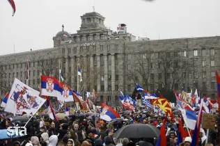 Na protivladnem shodu v srbskem Kraljevu nekaj tisoč ljudi