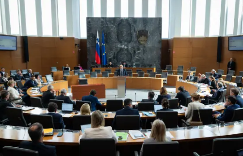 O neodreditvi opozicijskih parlamentarnih preiskav tudi komisija za poslovnik