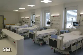 Število postelj v bolnišnicah v EU skozi leta upada