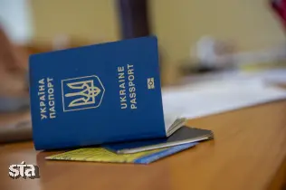 Bruselj podaljšal začasno zaščito za Ukrajince v EU, a izvzel vojaške obveznike