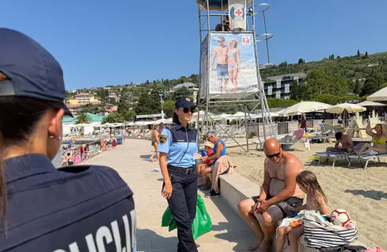 Policisti na portoroški plaži znova opozarjali na tatvine tujih organiziranih skupin