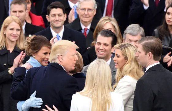 Demokrati zahtevajo preiskavo zaradi domnevnega bogatenja Trumpovih sinov na račun zveznih pogodb