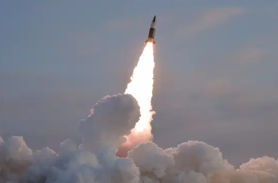 Pjongjang izstrelil balistično raketo proti Japonskemu morju