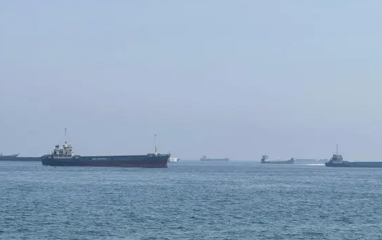 Kljub začasni prekinitvi spopadov med ZDA in Iranom promet skozi Hormuško ožino ostaja moten