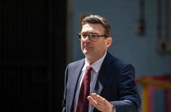 Burnham potrdil izmenjavo sporočil z osebo, ki se je izdajala za vodjo Trumpovega kabineta