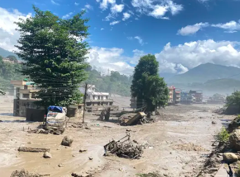 Nepal in Kitajska po poplavah in plazu iščeta več kot tisoč ljudi