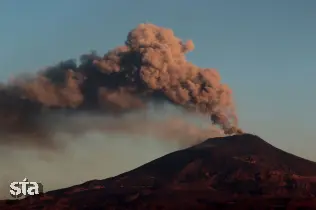 Etna še naprej bruha pepel in povzroča težave turistom na Siciliji