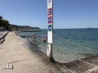 Tudi voda na izolskem kopališču Delfin spet primerna za kopanje