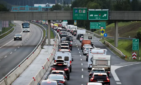 Ob povečanem prometu v času praznikov pozivi k previdni in strpni vožnji